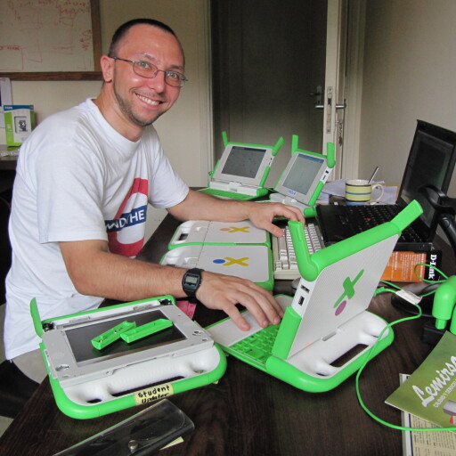 bernie-desk-paraguay-square