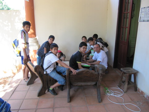 Kids waiting to install Sugar 0.84 in front of the CATS lab
